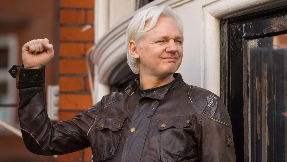 Rosyjscy dyplomaci prowadzili w zeszłym roku w Londynie tajne rozmowy z ludźmi zbliżonymi do założyciela WikiLeaks Juliana Assange'a w sprawie jego ewentualnej ucieczki z Wielkiej Brytanii - informuje na swoim portalu dziennik "The Guardian".