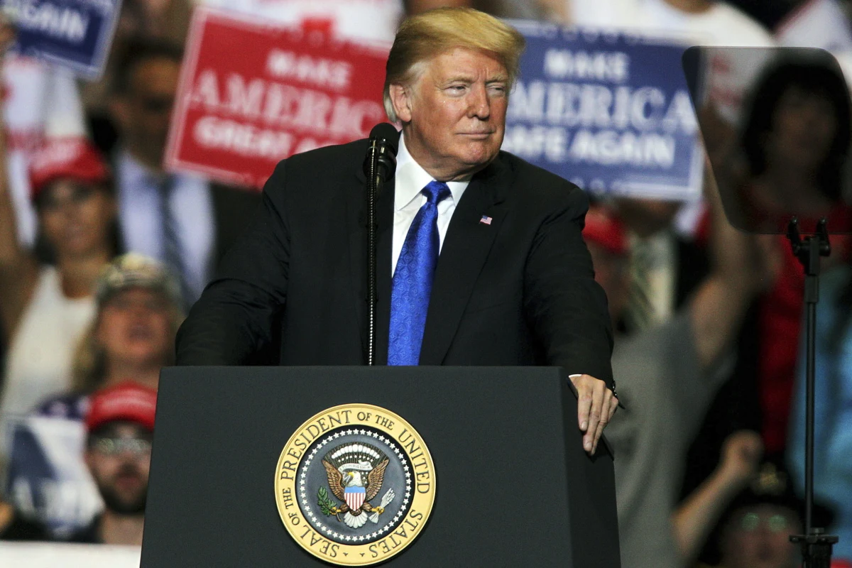 ​Donald Trump napisał w piątek na Twitterze, że opóźnia odtajnienie wszelkich dodatkowych informacji związanych ze śledztwem ws. ingerencji Rosji w wybory prezydenckie. Wśród dokumentów, które chce ujawnić prezydent, są też SMS-y śledczych i byłych szefów FBI.