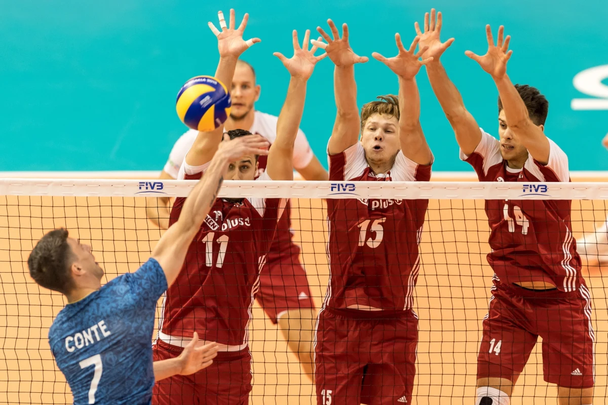 Polska przegrała w Warnie z Argentyną 2:3 w swoim szóstym meczu mistrzostw świata siatkarzy. To pierwsza porażka biało-czerwonych. Polacy wygrali pierwszego seta 25:16, ale w drugim secie ulegli Argentyńczykom 19:25, a w trzecim - 23:25. W czwartym secie triumfowali biało-czerwoni - 25:23. W decydującym secie, po zaciętej walce, Polscy przegrali 14:16. 

