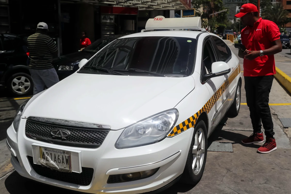 ​W nękanym głębokim kryzysem kraju najtańszej na świecie benzyny ma ona wkrótce podrożeć aż 700-krotnie. Zapowiedział to w piątkowym przemówieniu prezydent Wenezueli Nicolas Maduro.