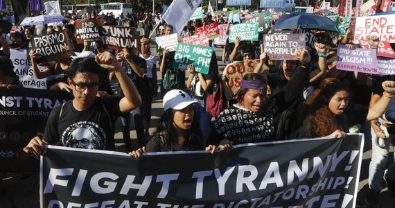 ​Tysiące Filipińczyków uczestniczyły w piątek w demonstracjach przeciwko dyktaturze prezydenta Rodrigo Duterte. Demonstranci porównywali go do byłego dyktatora Filipin, prezydenta Ferdinanda Marcosa, który dokładnie 46 lat temu wprowadził w kraju stan wojenny.