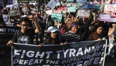 Tysiące Filipińczyków protestują przeciwko prezydentowi Rodrigo Duterte