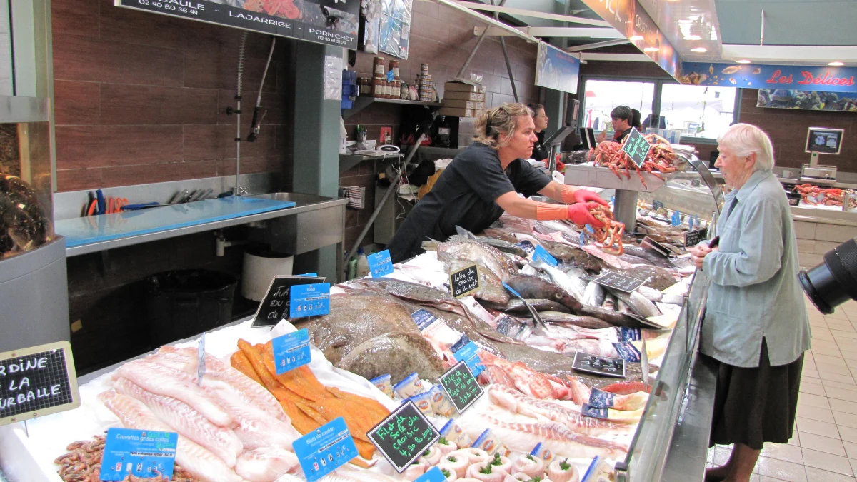 Jutro większość sklepów będzie zamknięta. Otwarte będą placówki m.in. na stacjach benzynowych oraz sklepy prowadzone przez właścicieli. Będzie można odwiedzić część galerii handlowych, w których czynna będzie część gastronomiczna.