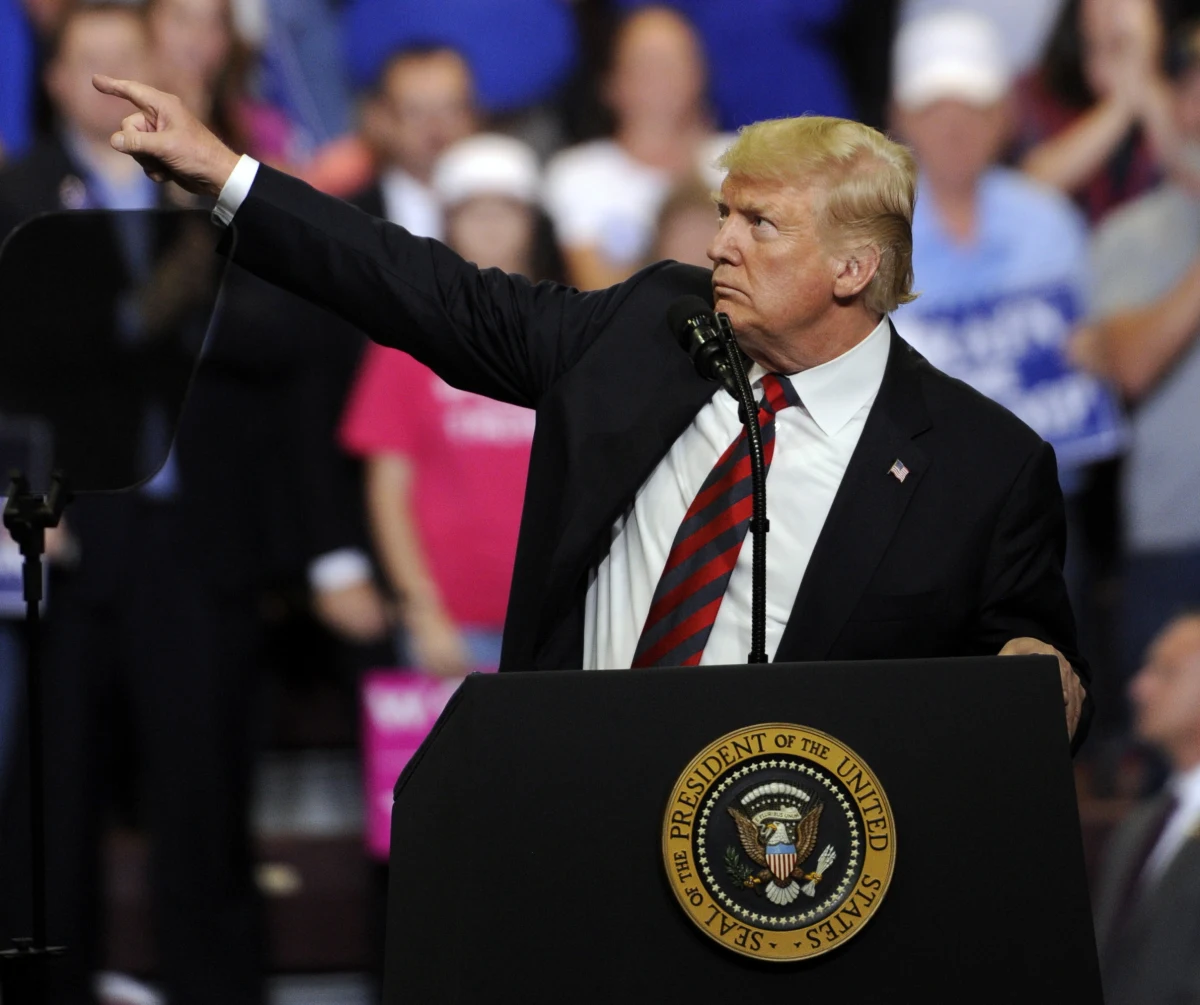 Rod Rosenstein, zastępca prokuratora generalnego USA, miał w ubiegłym roku zaproponować, by potajemnie nagrywać prezydenta Donalda Trumpa w Białym Domu i zastosować 25. poprawkę do konstytucji USA, aby usunąć Trumpa ze stanowiska - donosi "New York Times".