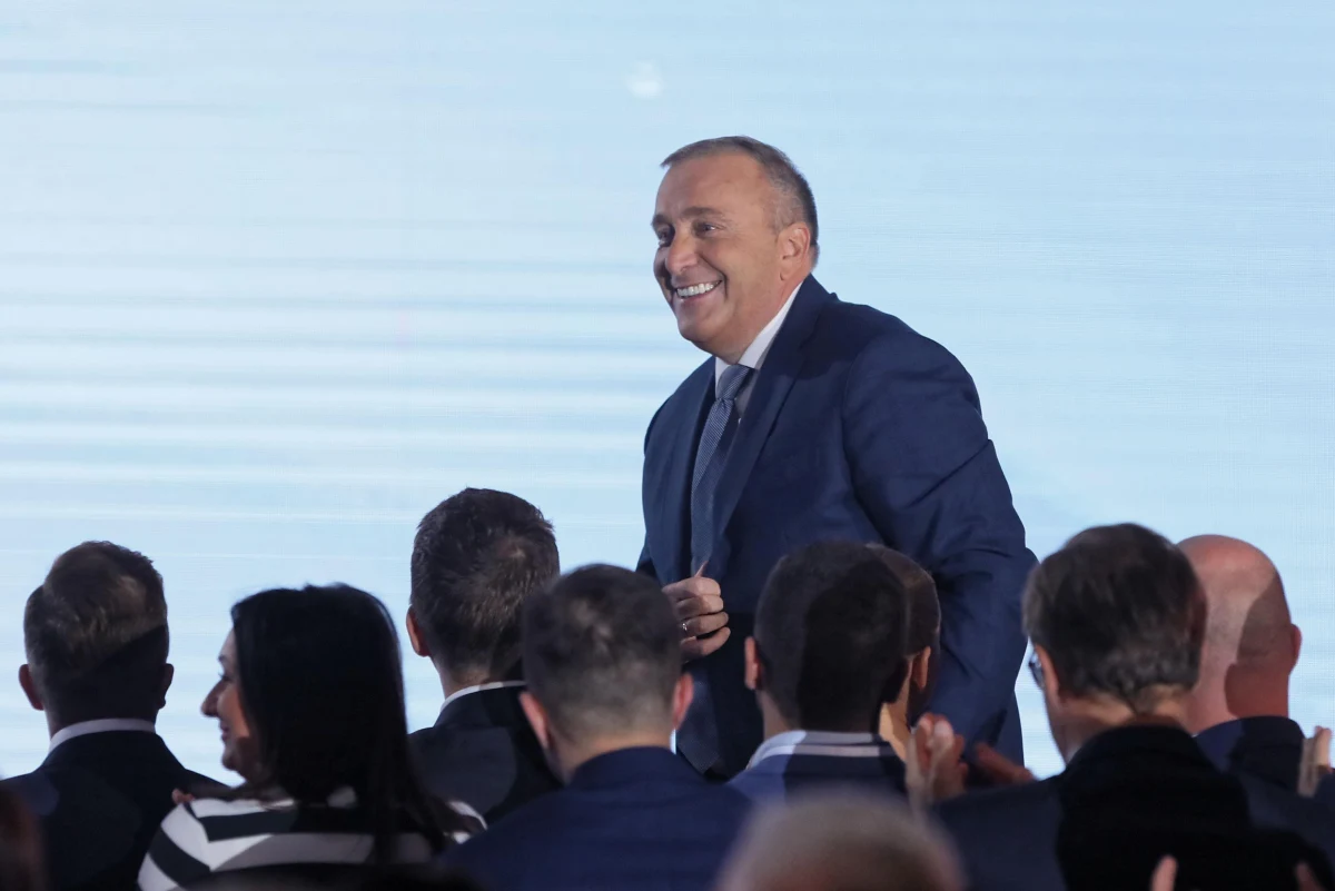 Nie da się budować wspólnoty na kłamstwie i pogardzie, tak jak próbuje robić to rząd PiS; zadaniem każdej władzy jest służba wszystkim obywatelom; rząd nie może wybierać Polaków, których lubi, i ignorować innych – mówił w sobotę we Wrocławiu szef PO Grzegorz Schetyna.