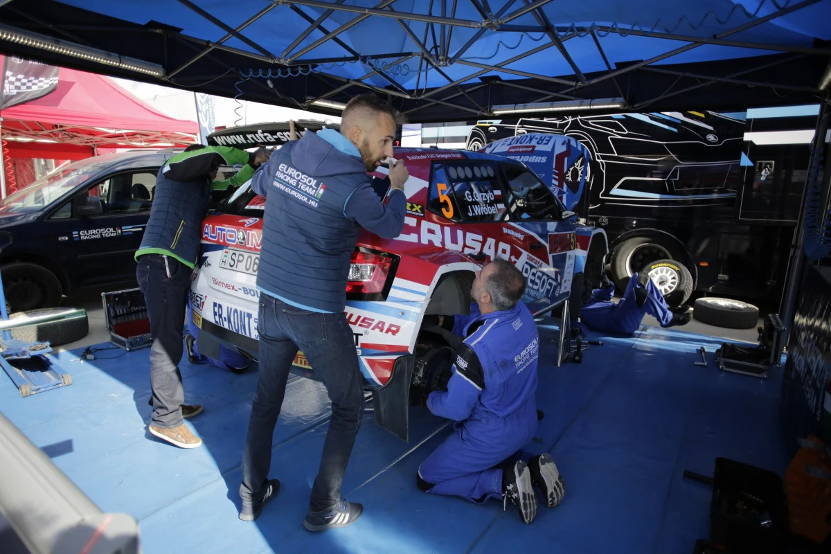 Jeżdżący w łotewską licencją Nikołaj Griazin jest jak na razie zdecydowanie najszybszym kierowcą walczącym w 75. Rajdzie Polski. Kolejne lokaty zajmują Fin Janne Huttunen i Brytyjczyk Chris Ingram. W rywalizacji RSMP, a więc walce o nasz krajowy tytuł przewodzi jak na razie Grzegorz Grzyb, ale niewiele tracą do niego Mikołaj Marczyk i Łukasz Habaj. Na trasie nie ma już Łukasza Pieniążka i Aleksieja Łukjaniuka. Obaj z powodu wypadków nie dotarli do mety OS-u „Świętajno”. Na odcinku Mikołajki MAX wypadek miał Kacper Wróblewski. OS wstrzymano.