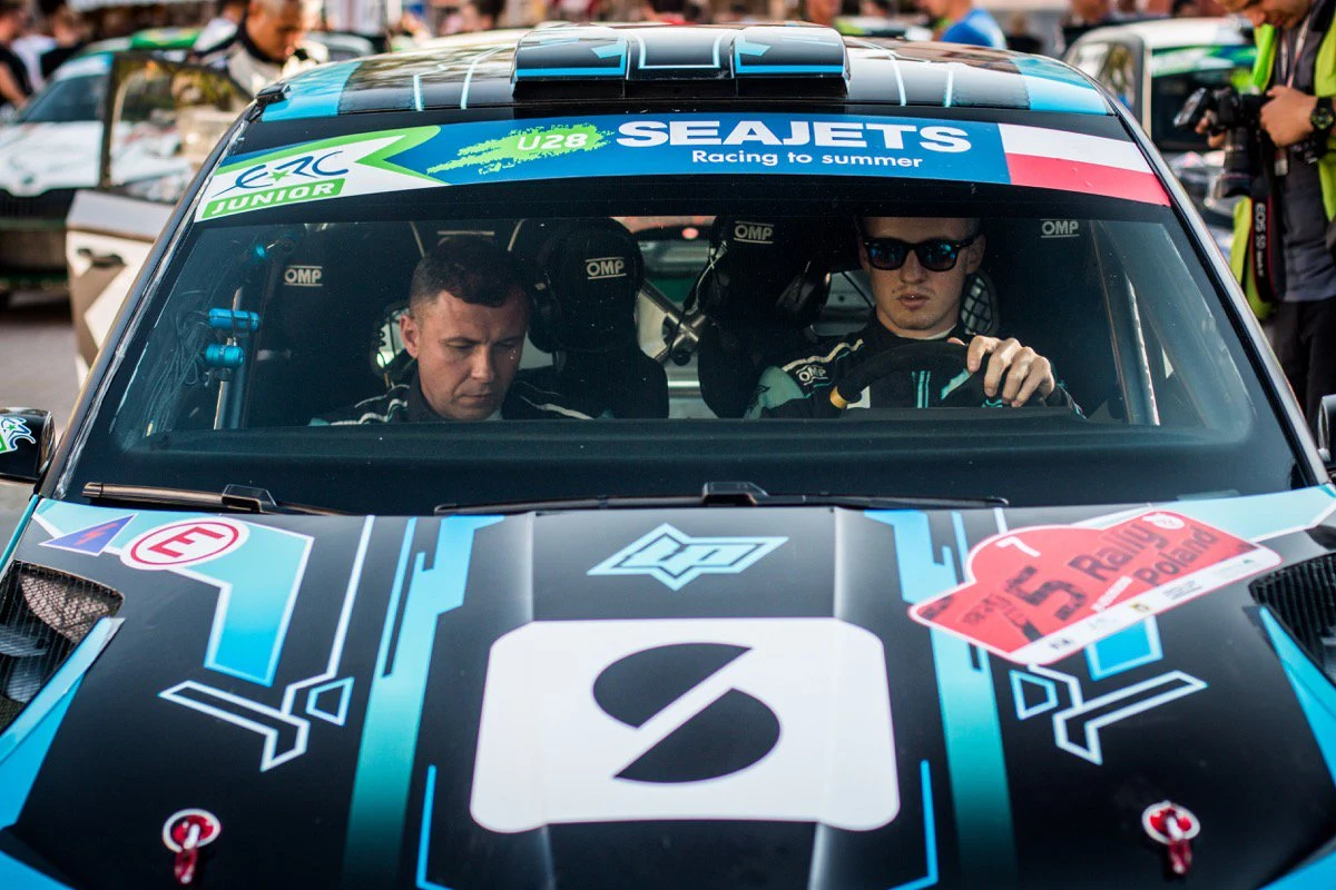 "Szkoda z punktu widzenia rywalizacji. Chcieliśmy tu walczyć o czołowe lokaty. Czucie auta było dobre, tempo też"- mówi kierowca rajdowy Łukasz Pieniążek. Zawodnik uderzył w drzewo na trasie porannego przejazdu odcinka specjalnego "Świętajno". W rozmowie z RMF FM opowiedział o przyczynach wypadku.