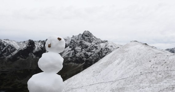 W Tatrach od wysokości 1800 metrów spadł w sobotę pierwszy w tym sezonie śnieg, a temperatura na Kasprowym Wierchu spadła do minus jednego stopnia. 