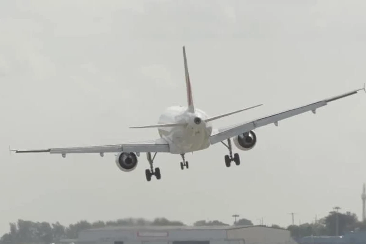 Dramatycznie wyglądające podejście do lądowania nagrał jeden z miłośników lotnictwa w Birmingham. Pilot Airbusa linii Air France próbował posadzić samolot przy silnym bocznym wietrze. Podmuchy okazały się jednak zbyt silne, aby zapanować nad maszyną, dlatego zdecydował się na przejście na drugie okrążenie. Decyzję podjął w ostatniej chwili, bo maszyna niemal dotknęła kołami pasa.