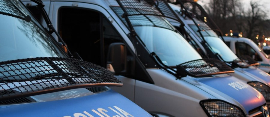 ​Co najmniej kilkadziesiąt osób - pseudokibiców Legii i Widzewa - brało udział w incydencie na autostradzie A2 w rejonie węzła Wiskitki. Próbowali doprowadzić do bójki, powstrzymali ich jednak policjanci.