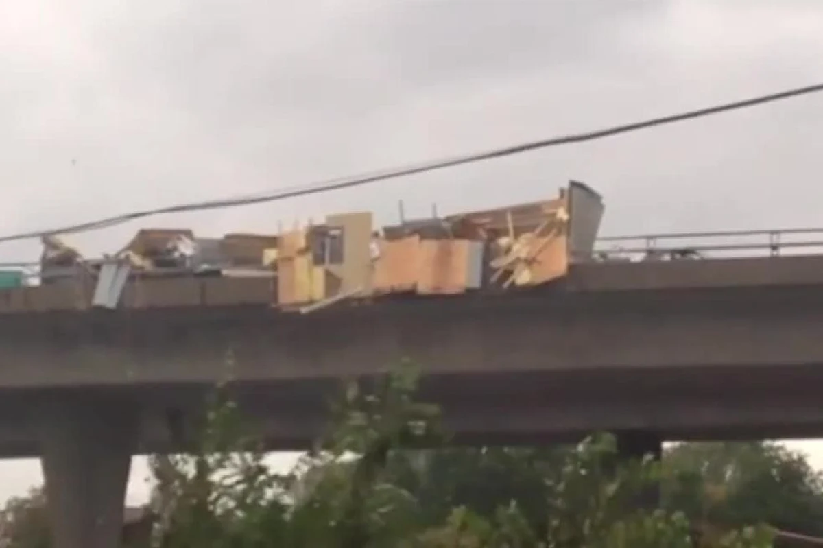 ​Pięć osób znajduje się w szpitalu, z czego dwie w stanie krytycznym, a blisko 150 tys. ludzi jest pozbawionych prądu w stolicy Kanady, Ottawie, po przejściu tornada w piątek wieczorem - poinformował w sobotę burmistrz miasta.
