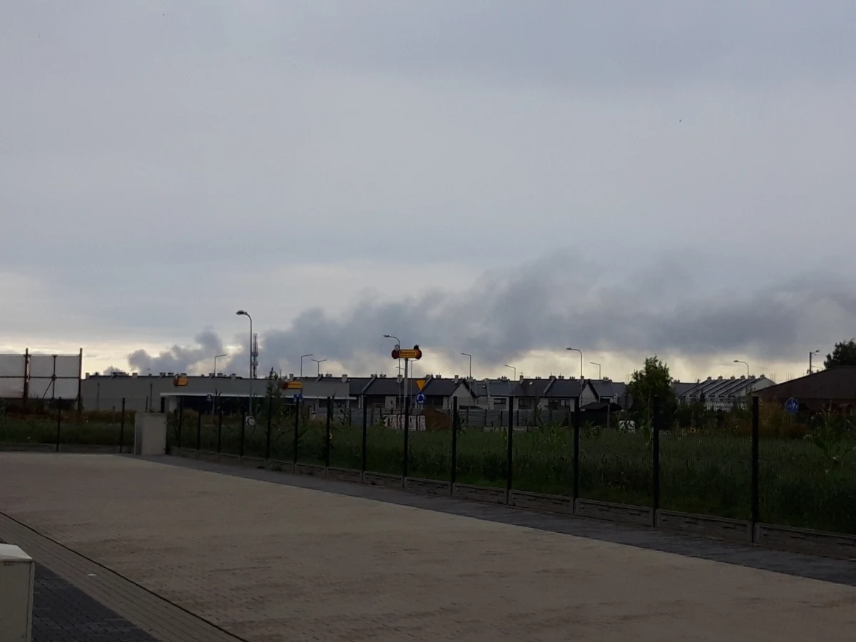 Ponad 100 strażaków dogaszało pożar fabryki opakowań na poznańskich Naramowicach. Ogień pojawił się rano w hali, gdzie przez całą dobę pracują maszyny. Nie było tam pracowników. Kłęby czarnego dymu widać było z kilku kilometrów. 