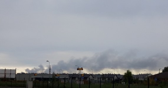 Ponad 100 strażaków dogaszało pożar fabryki opakowań na poznańskich Naramowicach. Ogień pojawił się rano w hali, gdzie przez całą dobę pracują maszyny. Nie było tam pracowników. Kłęby czarnego dymu widać było z kilku kilometrów. 