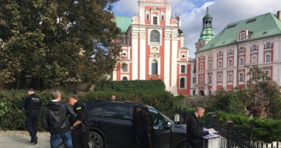 Policja zatrzymała 47-latka, który mimo obowiązujących zakazów wjechał samochodem na płytę Starego Rynku w Poznaniu. Uciekając zniszczył radiowozy.