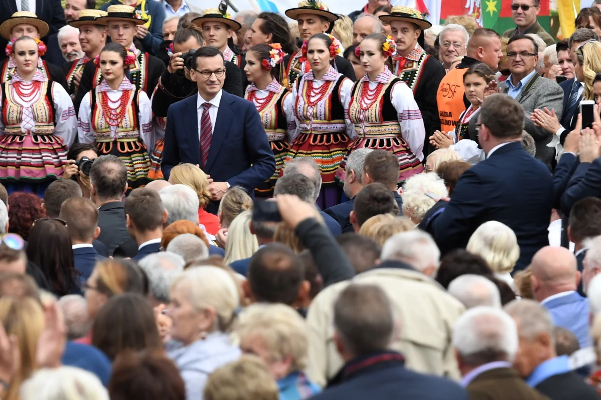 Już w poniedziałek Komisja Europejska może skierować pozew przeciwko Polsce do Trybunału Sprawiedliwości Unii Europejskiej w związku z reformą wymiaru sprawiedliwości. Chodzi przede wszystkim o zmiany w Sądzie Najwyższym. Miało to nastąpić już w zeszłym tygodniu, ale według agencji Reuters, decyzja została odłożona w czasie ze względu na nieformalny unijny szczyt w Salzburgu. 