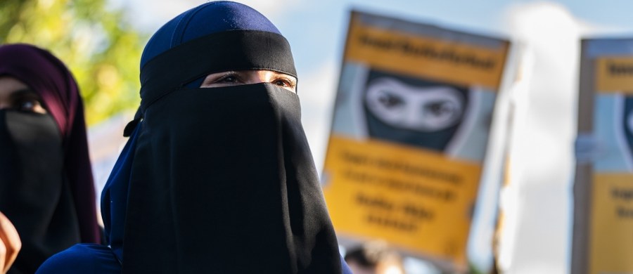 Sankt Gallen jest drugim kantonem szwajcarskim - po Ticino - wprowadzającym zakaz zakrywania twarzy w miejscach publicznych. Mieszkańcy Sankt Gallen poparli ten "zakaz burki", jak to potocznie nazywają, w niedzielnym referendum większością 66,65 proc. głosów.