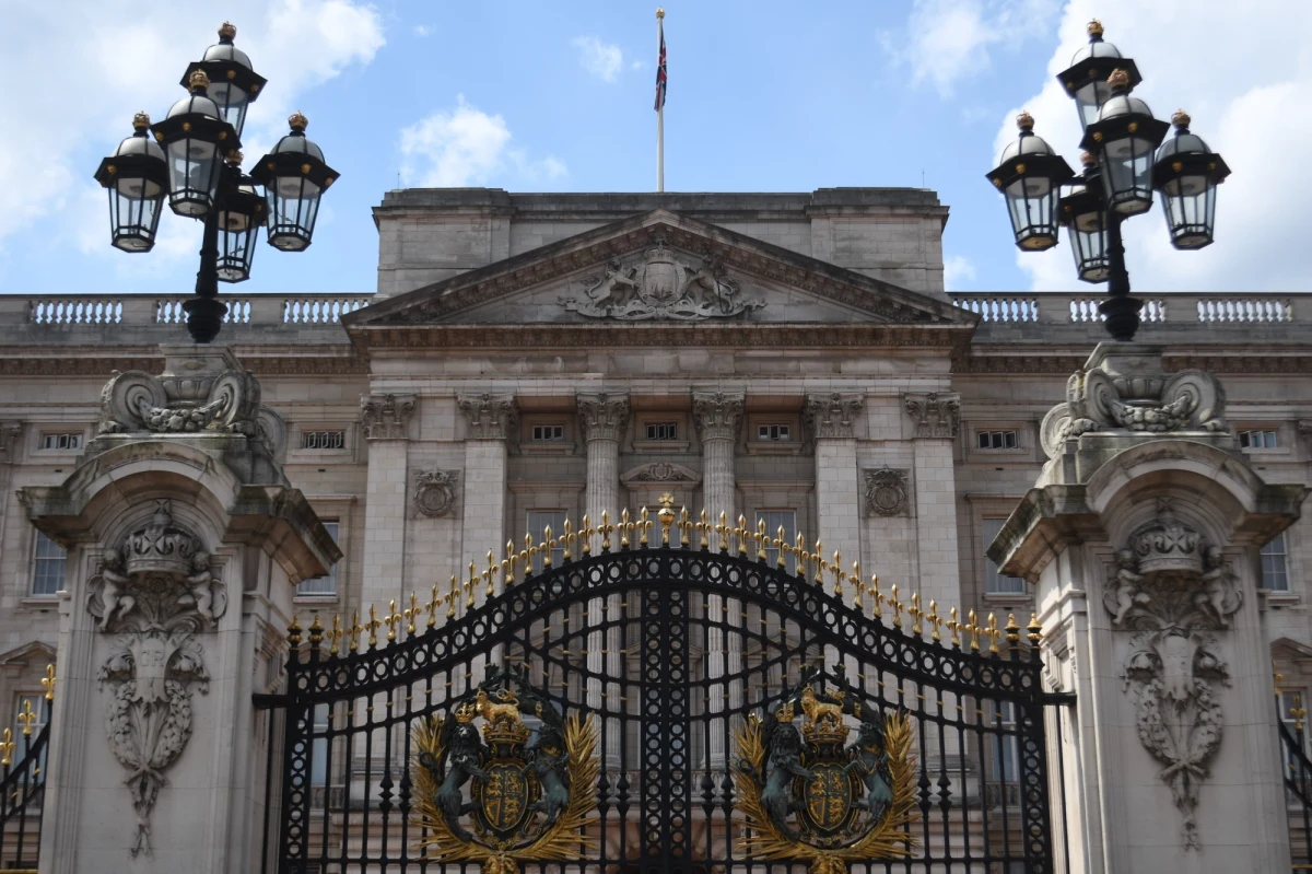 Policja aresztowała 38-letniego mężczyznę, który próbował dostać się z paralizatorem do Pałacu Buckingham w Londynie. W oświadczeniu wskazano, że incydent nie ma związku z terroryzmem.