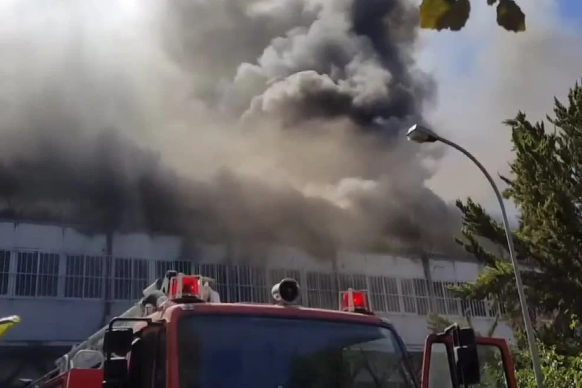 Greccy strażacy zmagali się z potężnym pożarem, który wybuchł na kampusie uniwersyteckim w Heraklionie na Krecie. Pożar wybuchł w magazynie, po czym szybko przeniósł się na sąsiednie budynki: akademik i laboratorium. Ogień gaszono z ziemi, jak i z powietrza z pomocą helikoptera. Kilkudziesięciu studentów musiało uciekać z budynków. Nikt nie został ranny. Przyczyna pożaru nie jest jeszcze znana.