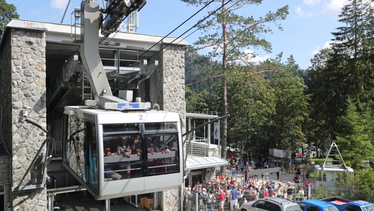 Spór o najsłynniejszą polską kolejkę – na Kasprowy Wierch - rozstrzygnie sąd, nie widać jednak szans na jego szybkie zakończenie. Jak dowiedziała się "Rzeczpospolita", dopiero w styczniu przyszłego roku odbędzie się posiedzenie dotyczące wniosku o potwierdzenie służebności gruntów.