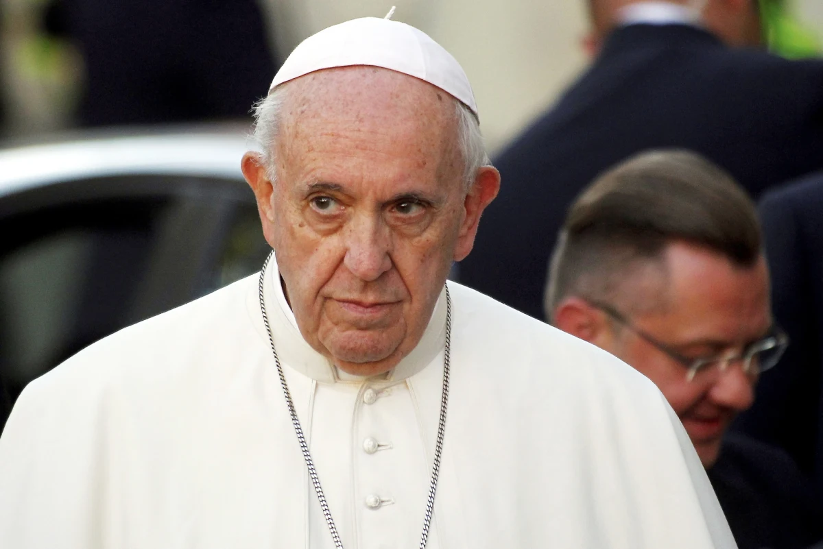 W trzecim dniu podróży po krajach bałtyckich papież Franciszek przybył w poniedziałek rano na Łotwę. Samolot z papieżem i towarzyszącymi mu osobami, w tym grupą kilkudziesięciu dziennikarzy, wylądował na lotnisku w Rydze. W związku z 10-godzinną wizytą papieża poniedziałek będzie tam dniem świątecznym. Głosowanie w tej sprawie odbyło się w czerwcu w parlamencie w Rydze. Większość mieszkańców Łotwy, bo około 60 procent ludności, to luteranie.