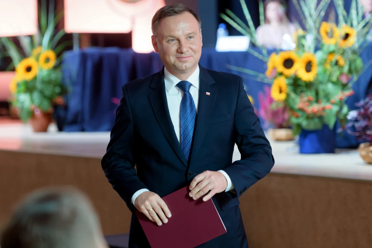 ​Prezydent Andrzej Duda z małżonką Agatą Kornhauser-Dudą w niedzielę wieczorem lokalnego czasu przylecieli do Nowego Jorku. Podczas trzydniowej wizyty w USA prezydent m.in. będzie uczestniczył w debacie generalnej 73. sesji Zgromadzenia ONZ oraz w posiedzeniu RB ONZ. W poniedziałek w Nowym Jorku Andrzej Duda weźmie udział w otwarciu Zagranicznego Biura Handlowego Polskiej Agencji Inwestycji i Handlu oraz spotka się ze środowiskami gospodarczymi. Planowane jest tam wystąpienie prezydenta.