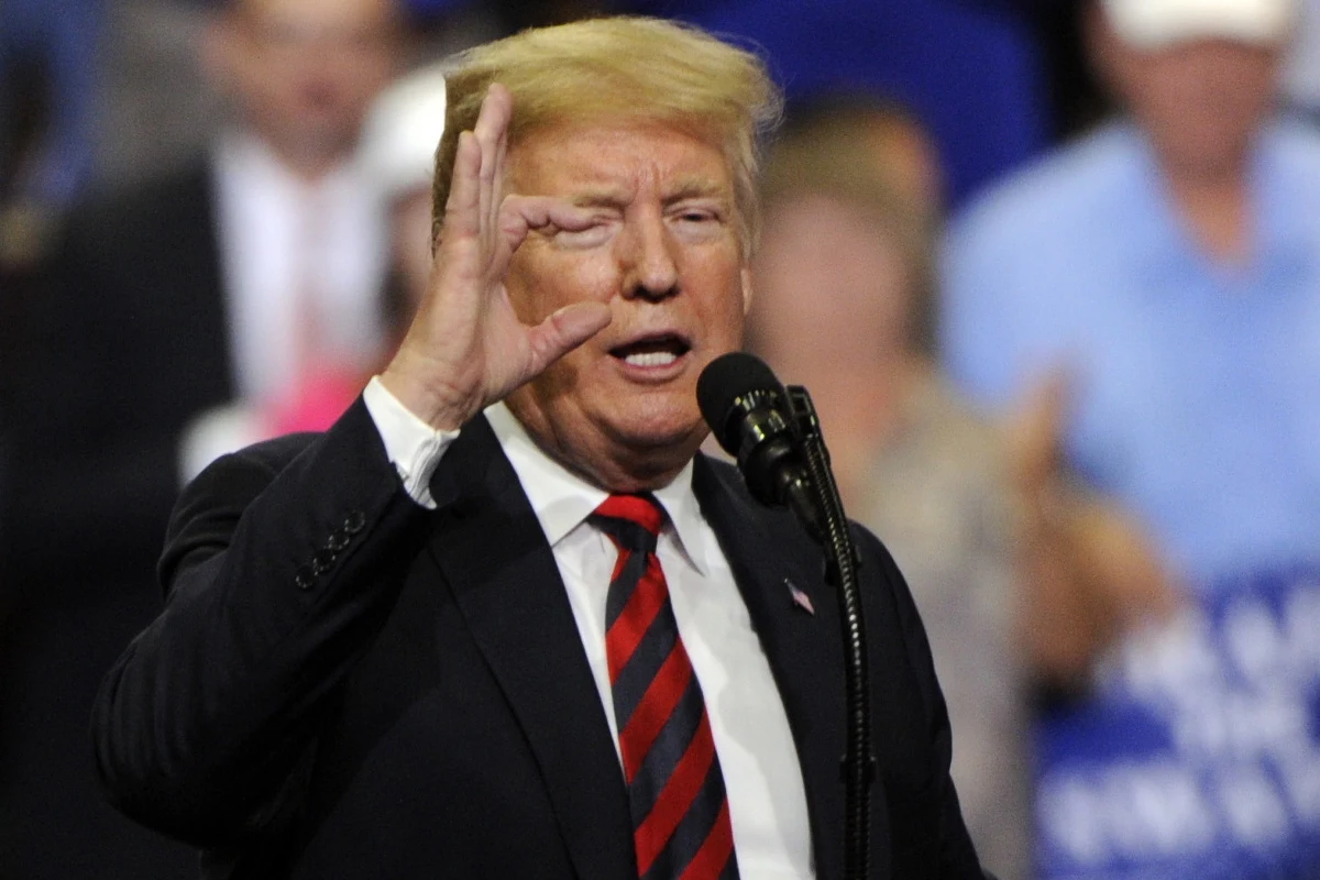 ​Władze USA wprowadziły cła na kolejne chińskie towary warte 200 mld dolarów rocznie, na co Chiny odpowiedziały odwetowymi taryfami na amerykański eksport za 60 mld dolarów rocznie. Jest to kolejna eskalacja wojny celnej pomiędzy tymi krajami. 10-procentowe cła na chińskie towary za 200 mld dolarów, które zapowiadał wcześniej prezydent USA Donald Trump, mają być dla Pekinu karą za nieuczciwe praktyki handlowe, w tym kradzież amerykańskiej technologii i brak wzajemności w znoszeniu barier rynkowych. Taryfy - obejmujące m.in. sprzęt AGD - mają stopniowo rosnąć, by do końca roku osiągnąć 25 proc.