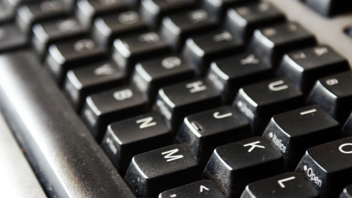 ​Duża awaria internetu w Polsce. Nie działają serwisy firmy Home.pl, obsługującej ogromną część internetu w kraju. Nie działa wiele domen z rozszerzeniem .pl i wiele serwerów. Firma twierdzi, że to efekt ataku hakerskiego.