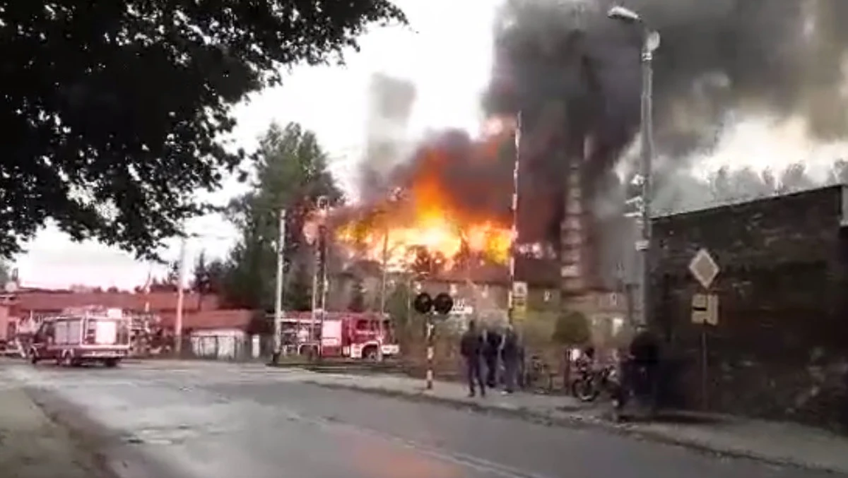 Trwa dogaszanie pożaru budynku "Starej Cegielni" w Zbąszyniu koło Nowego Tomyśla. Na miejscu nadal pracuje kilkanaście zastępów straży pożarnej - informuje dziennikarz RMF FM Mateusz Chłystun.