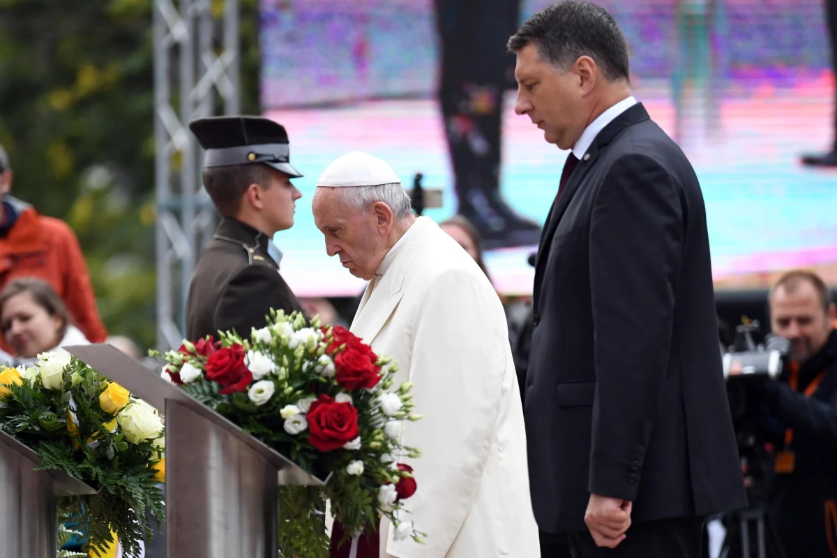 ​Papież Franciszek powiedział w poniedziałek podczas uroczystości ekumenicznej w katedrze luterańskiej w stolicy Łotwy Rydze, że z wiary nie można czynić "zabytku", bo wtedy chrześcijanie przestaną czuć się jak u siebie w domu i staną się "turystami". Z uznaniem papież mówił, że na Łotwie urzeczywistnia się "droga szacunku, współpracy i przyjaźni między Kościołami chrześcijańskimi", którym "udało się stworzyć jedność". "Odważę się powiedzieć, że jest to ekumenizm żywy i stanowi jedną z cech charakterystycznych Łotwy" - podkreślił Franciszek w katedrze, Rigas Doms. Na Łotwie luteranie stanowią około 60 proc. ludności.