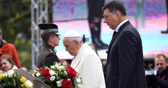 ​Papież Franciszek powiedział w poniedziałek podczas uroczystości ekumenicznej w katedrze luterańskiej w stolicy Łotwy Rydze, że z wiary nie można czynić "zabytku", bo wtedy chrześcijanie przestaną czuć się jak u siebie w domu i staną się "turystami". Z uznaniem papież mówił, że na Łotwie urzeczywistnia się "droga szacunku, współpracy i przyjaźni między Kościołami chrześcijańskimi", którym "udało się stworzyć jedność". "Odważę się powiedzieć, że jest to ekumenizm żywy i stanowi jedną z cech charakterystycznych Łotwy" - podkreślił Franciszek w katedrze, Rigas Doms. Na Łotwie luteranie stanowią około 60 proc. ludności.