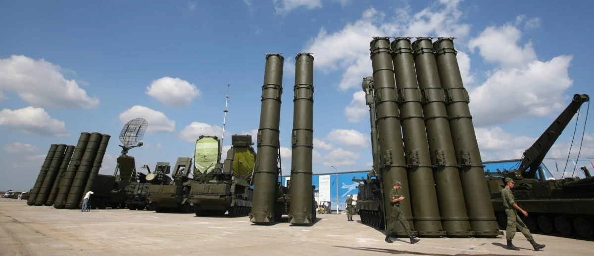 Rosja w ciągu dwóch tygodni przekaże Syrii system obrony przeciwlotniczej S-300 - ogłosił w poniedziałek minister obrony Siergiej Szojgu. Jak dodał, w 2013 roku Rosja na prośbę Izraela wstrzymała przekazanie Syrii S-300, lecz teraz "sytuacja się zmieniła".