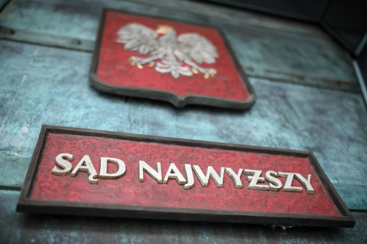 Trybunał Sprawiedliwości Unii Europejskiej zastosuje tryb przyspieszony przy rozpatrywaniu pięciu pytań prejudycjalnych zadanych mu przez polski Sąd Najwyższy na początku sierpnia - dowiedział się dziennikarz RMF FM Tomasz Skory. Według jego ustaleń, prezes TSUE wydał postanowienie w tej sprawie w piątek - decyzja dotarła właśnie do Sądu Najwyższego. W pytaniach chodziło przede wszystkim o to, czy nowe polskie przepisy o odsyłaniu w stan spoczynku sędziów Sądu Najwyższego, którzy skończyli 65 lat, nie łamią zasady nieusuwalności sędziów. Właśnie przy okazji skierowania tych pytań do TSUE Sąd Najwyższy zdecydował o zawieszeniu działania kilku przepisów ustawy o SN. Polskie władze tego postanowienia nie uznały.