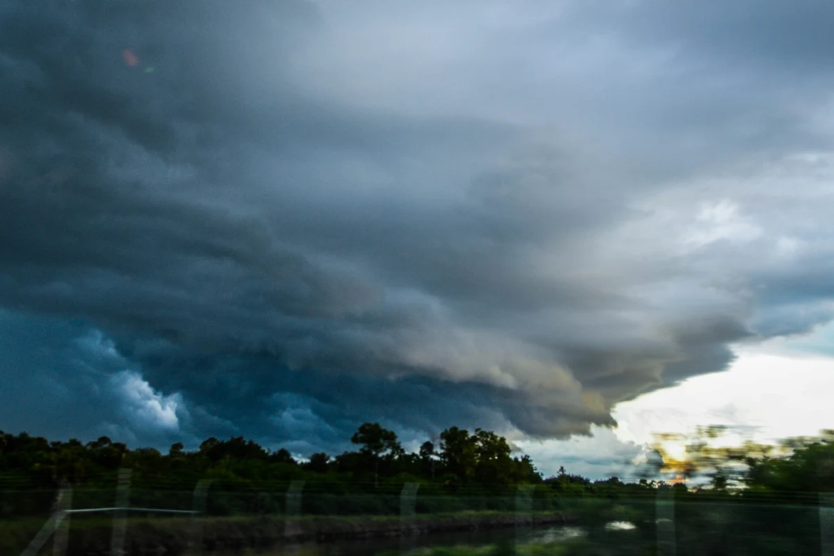 W ciągu kilku najbliższych godzin silny wiatr i burze mogą wystąpić na terenie całego kraju - poinformowało Rządowe Centrum Bezpieczeństwa. Ostrzeżenia pierwszego stopnia przed silnym wiatrem i burzami z gradem wydano dla czternastu województw.