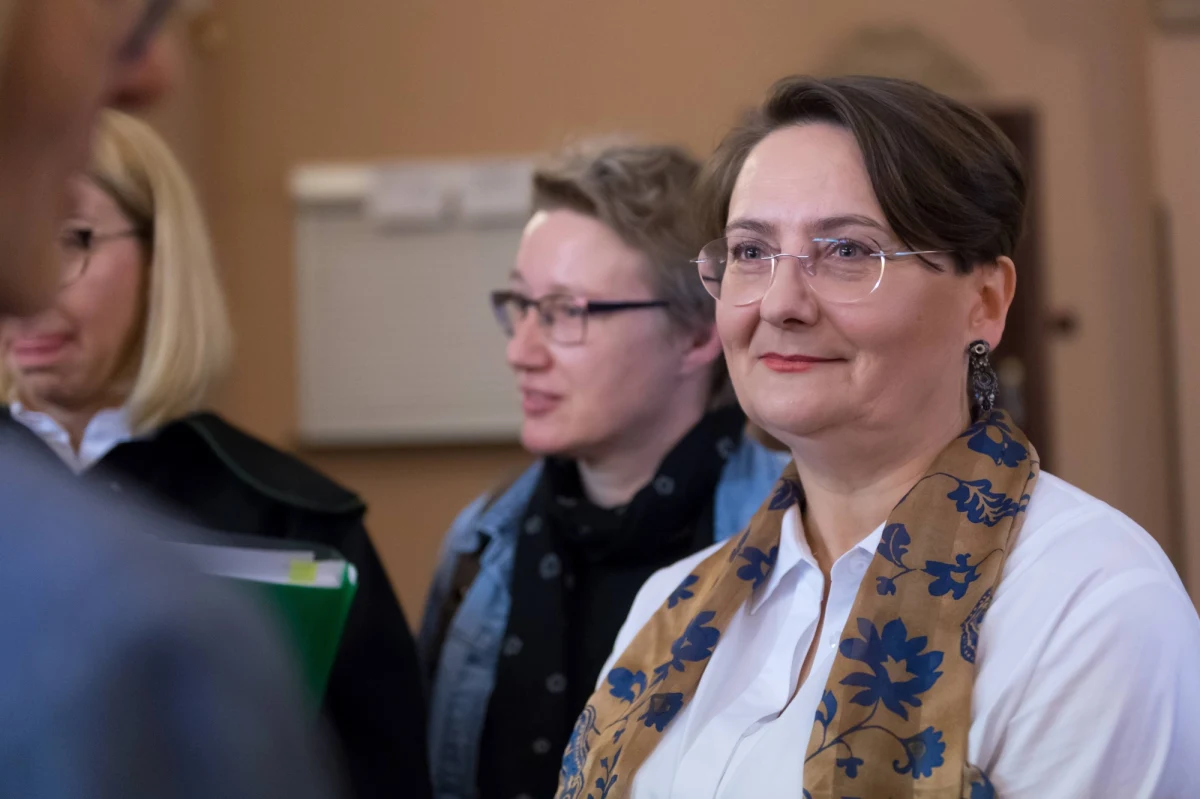 Poznański sąd okręgowy dziś podczas postępowania odwoławczego uniewinnił żonę prezydenta Poznania Joannę Jaśkowiak skazaną za użycie słów "jestem wk...iona". Wcześniej sąd rejonowy ukarał ją grzywną w wysokości 1000 złotych.