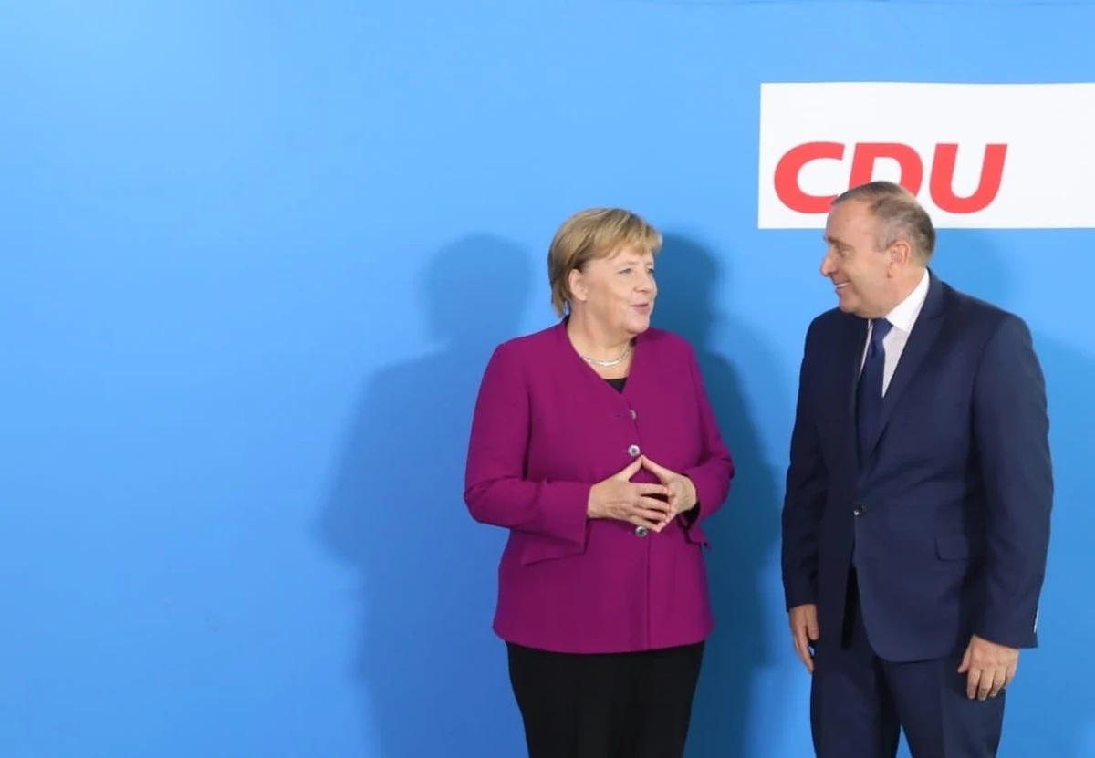 Szef PO Grzegorz Schetyna poinformował, że z kanclerze Niemiec Angelą Merkel rozmawiał w poniedziałek o budżecie unijnym, w tym o środkach europejskich dla polskich samorządów,  o Nord Stream 2 oraz o wspólnej polityce Unii Europejskiej po wyborach do Parlamentu Europejskiego.