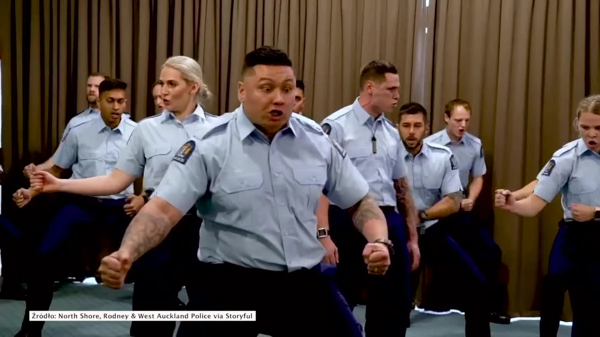 W nietypowy sposób uczcili przyjęcie do służby funkcjonariusze z nowozelandzkiego Auckland. Policjanci podczas ślubowania wykonali... efektowną hakę, maoryski taniec wojenny, rozpropagowany na świecie przez "All Blacks", reprezentację Nowej Zelandii w rugby.
