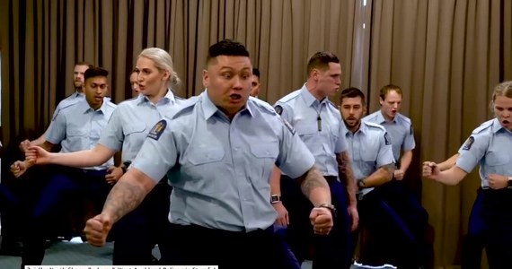 W nietypowy sposób uczcili przyjęcie do służby funkcjonariusze z nowozelandzkiego Auckland. Policjanci podczas ślubowania wykonali... efektowną hakę, maoryski taniec wojenny, rozpropagowany na świecie przez "All Blacks", reprezentację Nowej Zelandii w rugby.