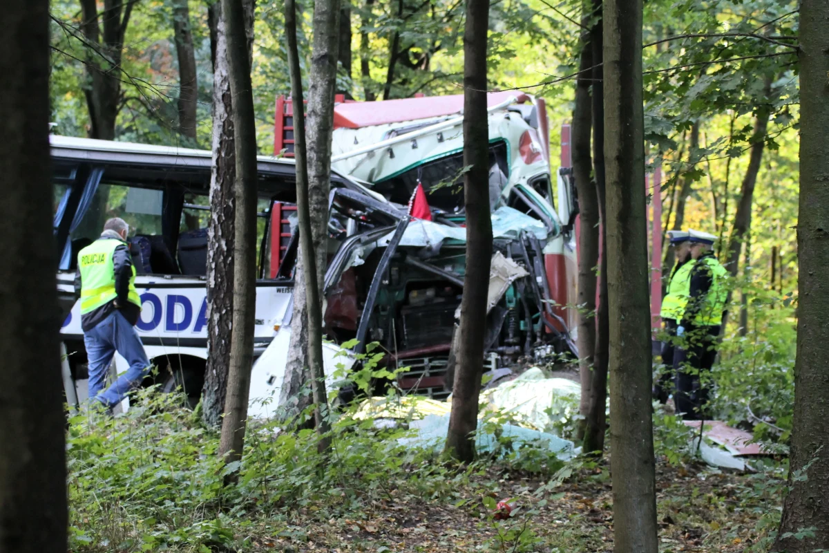 Droga krajowa nr 16 między Ostródą a Iławą była przez ponad 8 godzin nieprzejezdna. Została zablokowana po zderzeniu szkolnego autobusu i ciężarówki. W wypadku zginęły dwie osoby.
