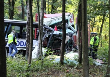 Autobus przewożący dzieci zderzył się z ciężarówką. Są ofiary