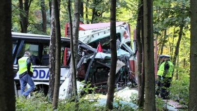 Autobus przewożący dzieci zderzył się z ciężarówką. Są ofiary