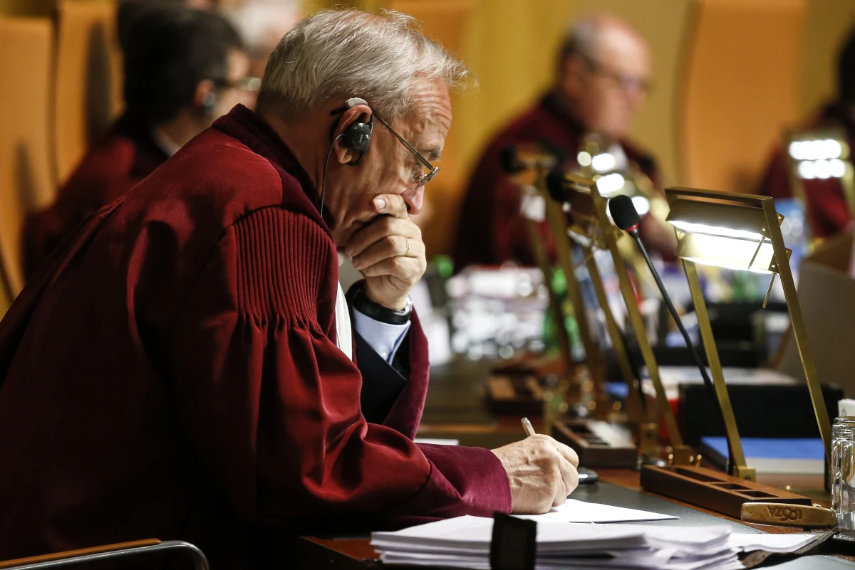 Skierowanie przez Komisję Europejską skargi do Trybunału Sprawiedliwości uruchomiło wyścig, którego wynik zdecyduje o dalszych zmianach w Sądzie Najwyższym. O każdy dzień rywalizują teraz z jednej strony wspierane przez SN Trybunał i Komisja, z drugiej - rządząca w Polsce większość parlamentarna, KRS i prezydent. Wynik wyścigu poznamy w ciągu kilku dni.