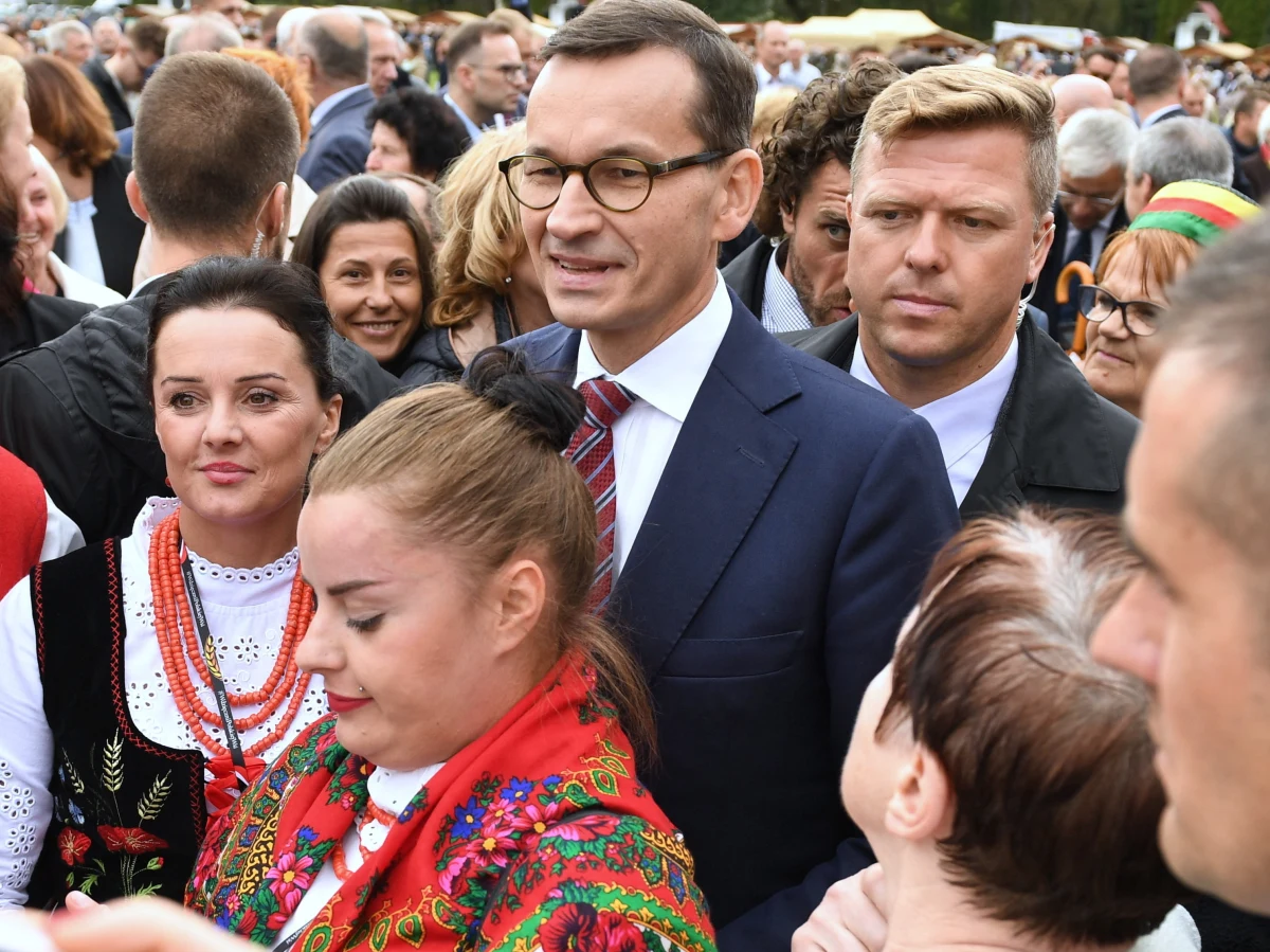 Szczególnie nas decyzja KE nie dziwi, czekamy na wniosek procesowy. Jak się z nim zapoznamy, będziemy mogli odpowiedzieć - tak premier Mateusz Morawiecki odniósł się w poniedziałek do decyzji KE ws. skierowania skargi do TSUE. Komisja Europejska podjęła w poniedziałek decyzję o skierowaniu do Trybunału Sprawiedliwości UE skargi przeciwko Polsce w związku z przepisami ustawy o Sądzie Najwyższym. KE występuje o rozpatrzenie sprawy przez sędziów w Luksemburgu w trybie przyspieszonym. Chce również, by TSUE wydał tymczasową decyzję zabezpieczającą (tzw. środki tymczasowe), aby do czasu wydania ostatecznego orzeczenia niektóre przepisy ustawy o Sądzie Najwyższym pozostały zawieszone.