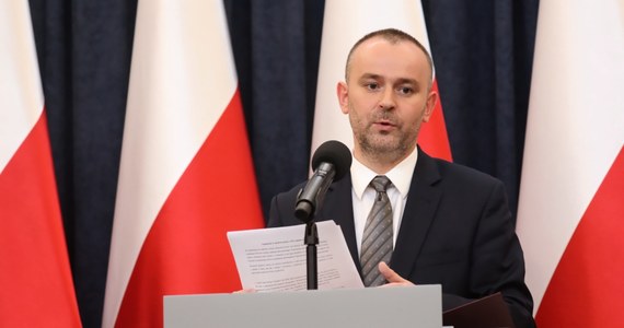 To nie jest zaskoczenie, bo od wielu miesięcy były prowadzone w tym zakresie rozmowy; wszystko zostanie rozstrzygnięte przez TSUE - tak wiceszef Kancelarii Prezydenta Paweł Mucha skomentował Komisji Europejskiej o skierowaniu skargi do TSUE. Komisja Europejska podjęła w poniedziałek decyzję o skierowaniu do Trybunału Sprawiedliwości UE skargi przeciwko Polsce w związku z przepisami ustawy o Sądzie Najwyższym. KE występuje o rozpatrzenie sprawy przez sędziów w Luksemburgu w trybie przyspieszonym. Chce również, by TSUE wydał tymczasową decyzję zabezpieczającą (tzw. środki tymczasowe), aby do czasu wydania ostatecznego orzeczenia niektóre przepisy ustawy o Sądzie Najwyższym pozostały zawieszone.