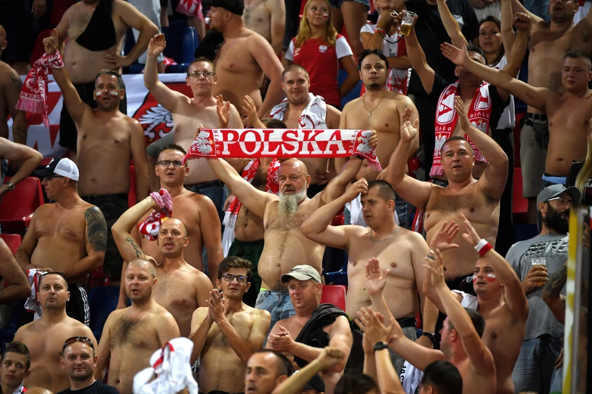 UEFA nałożyła karę na Polski Związek Piłki Nożnej. Europejska federacja zdecydowała się na taki krok z powodu zachowania polskich kibiców podczas meczu Ligi Narodów Włochy - Polska w Bolonii. Fani odpalili race w trakcie meczu. Intonowali też rasistowskie przyśpiewki. PZPN musi zamknąć sektor na Stadionie Śląskim podczas najbliższego meczu Ligi Narodów. Dodatkowo musi też zapłacić karę finansową - ta jest jednak symboliczna, bo wynosi 2 tysiące euro.