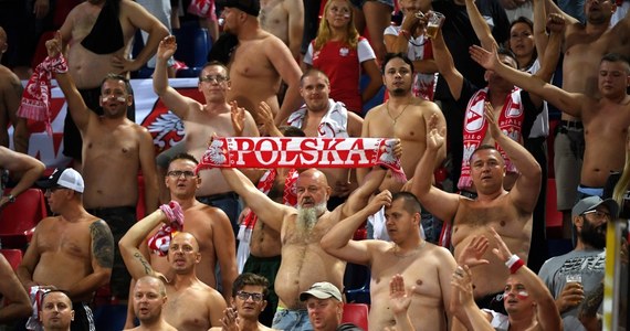 UEFA nałożyła karę na Polski Związek Piłki Nożnej. Europejska federacja zdecydowała się na taki krok z powodu zachowania polskich kibiców podczas meczu Ligi Narodów Włochy - Polska w Bolonii. Fani odpalili race w trakcie meczu. Intonowali też rasistowskie przyśpiewki. PZPN musi zamknąć sektor na Stadionie Śląskim podczas najbliższego meczu Ligi Narodów. Dodatkowo musi też zapłacić karę finansową - ta jest jednak symboliczna, bo wynosi 2 tysiące euro.