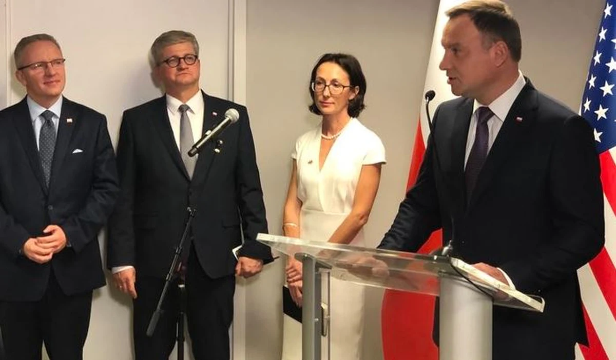 USA są jednym z najlepszych, najbardziej wypróbowanych przyjaciół Polski, również w sprawach gospodarczych; chcemy przenieść relacje z USA na wyższy poziom - powiedział prezydent Andrzej Duda, otwierając Zagraniczne Biuro Handlowe PAIH w Nowym Jorku. Prezydent rozpoczął w poniedziałek trzydniową wizytę w Nowym Jorku, w czasie której będzie m.in. uczestniczył w debacie generalnej 73. Sesji Zgromadzenia Ogólnego ONZ oraz w posiedzeniu Rady Bezpieczeństwa ONZ.