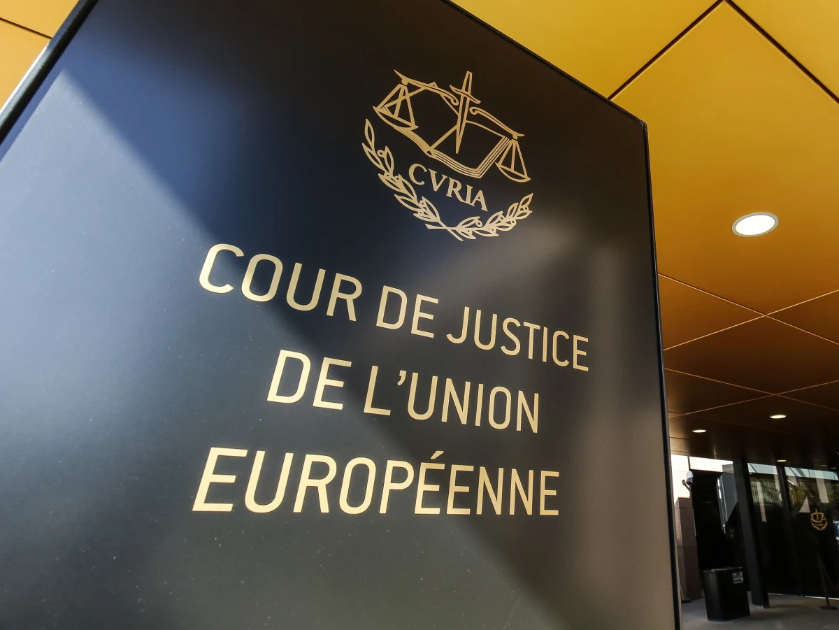 Według Komisji Europejskiej wdrożenie kwestionowanych przepisów regulujących przejście sędziów Sądu Najwyższego w stan spoczynku tworzy "zagrożenie w postaci poważnego i nieodwracalnego uszczerbku dla niezależności sądownictwa w Polsce". To dlatego KE skierowała do TSUE skargę przeciw Polsce. Chce, by unijny Trybunał zanim zapadnie wyrok, wydał tymczasową decyzję zabezpieczającą (tzw. środki tymczasowe), aby do czasu wydania ostatecznego orzeczenia przepisy ustawy o SN pozostały zawieszone. Jeżeli Warszawa nie dostosuje się, czyli nie wstrzyma czystek emerytalnych, to Trybunał będzie mógł nałożyć wysokie kary pieniężne, nawet 100 tys. euro za każdy dzień zwłoki. Polska będzie mogła się bronić i przedstawiać swoje argumenty w TSUE, ale od postanowień i jego wyroków nie będzie odwołania - ustaliła nasza dziennikarka Katarzyna Szymańska- Borginon.