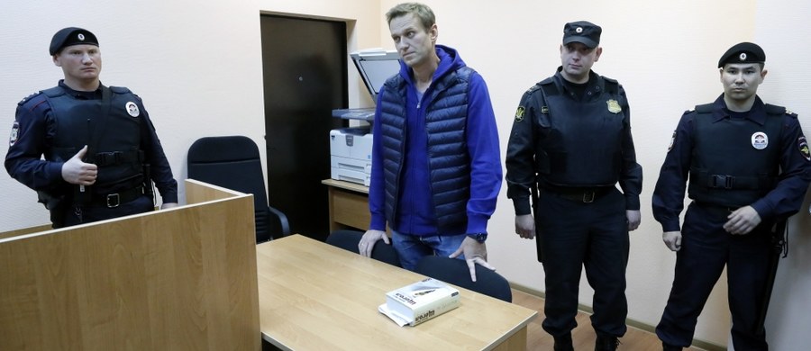 ​Sąd w Moskwie skazał w poniedziałek jednego przywódców opozycji antykremlowskiej w Rosji Aleksieja Nawalnego na 20 dni aresztu. Wyrok zapadł w dniu, gdy Nawalny zakończył odbywanie poprzedniej kary, 30 dni aresztu administracyjnego.