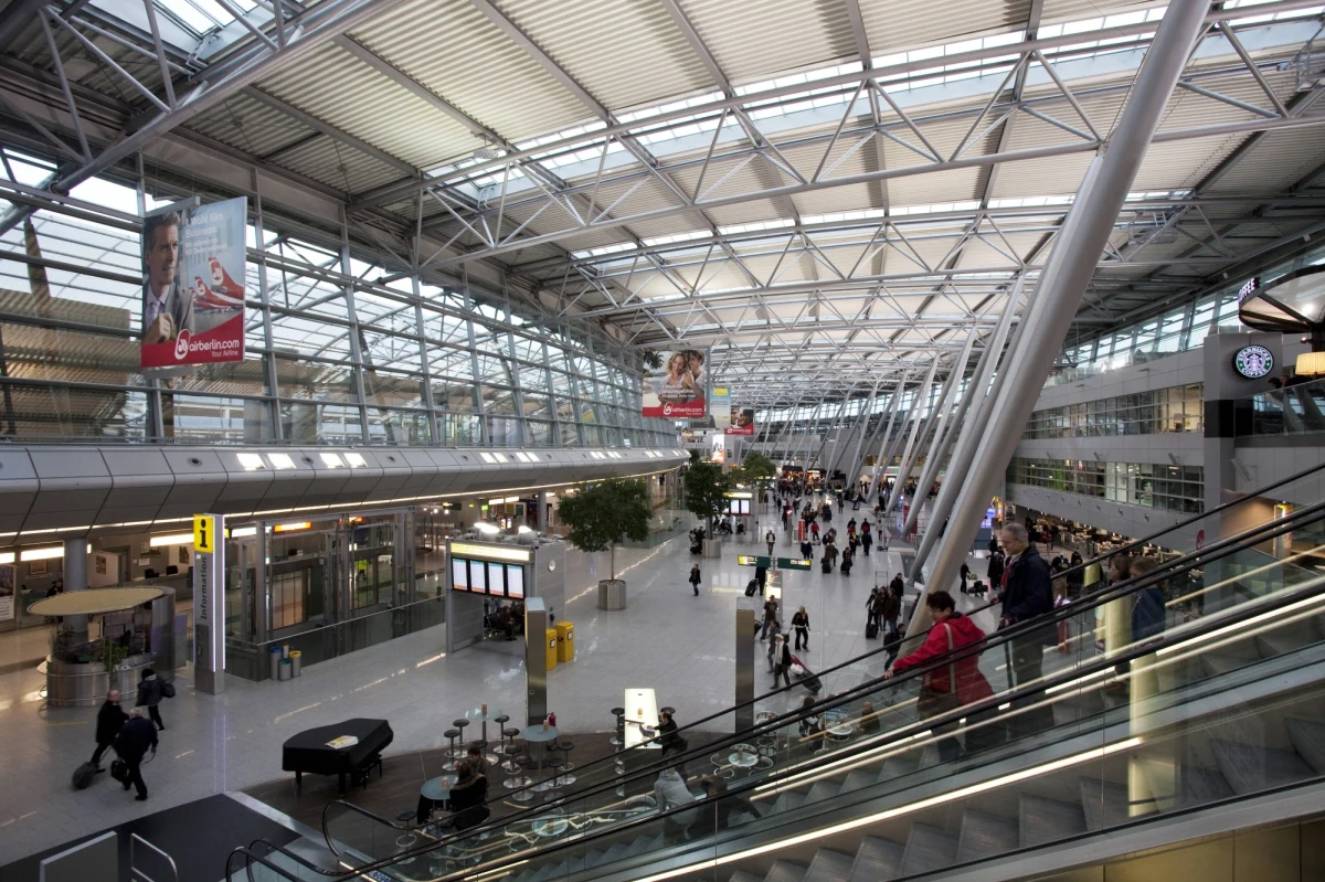 ​Brytyjski rząd ostrzegł w poniedziałek, że w razie wyjścia z Unii Europejskiej bez porozumienia ws. przyszłych relacji ze Wspólnotą może dojść do utrudnień w ruchu lotniczym, przewozie towarów, obrocie produktami spożywczymi czy podróżowaniu ze zwierzętami.