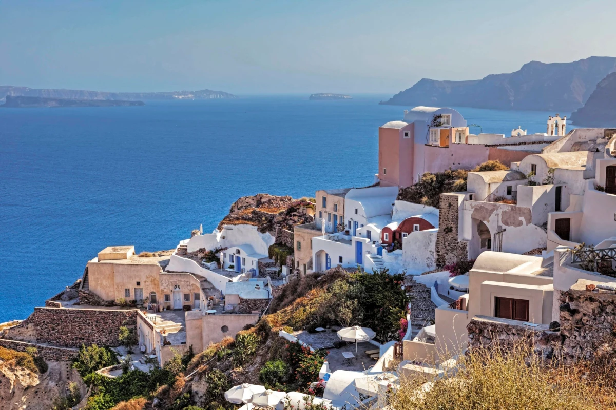 ​Greckie władze podatkowe ujawniły, że po raz pierwszy użyły zwiadowczych dronów w walce z oszustami podatkowymi. Zdecydowano się na to na wyspie Santoryn (Santorini) w południowej części Cyklad.